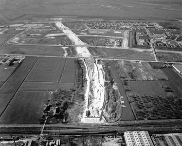 847470 Luchtfoto van het tracé voor de S24, de Noordelijke Randweg Utrecht (NRU), uit het noordoosten; met op de ...